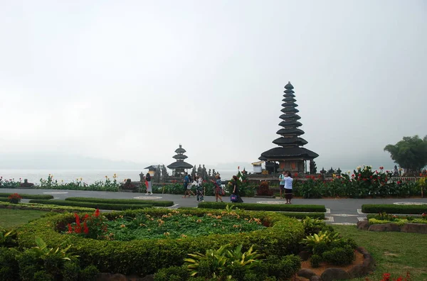印尼巴厘岛乌伦达努布拉坦水神庙 周围有花园 — 图库照片