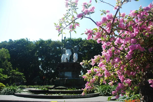 インドネシア インドネシア デンパサール市内中心部のププタン広場と公園の記念像 — ストック写真