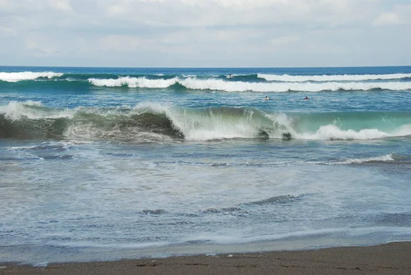 Pantai Batu Bolong sahil plaj ve deniz ile büyük dalgalar, Güney Bali, Endonezya 
