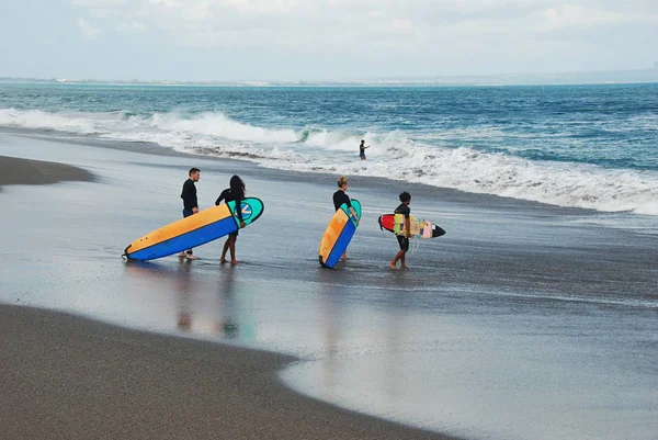 Surfers Deski Surfingowe Plaży Pantai Batu Bolong Wchodząc Morza Ogromnymi — Zdjęcie stockowe