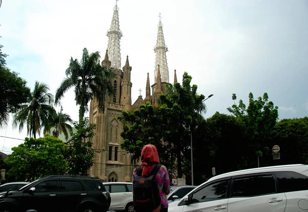 Muslimská Žena Zadní Strany Stojící Silnici Před Gereja Katedrála Jakarta — Stock fotografie