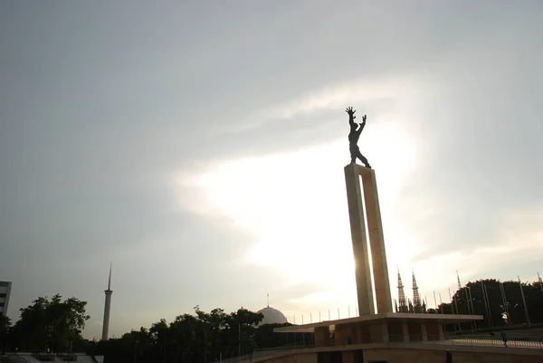 Una Puesta Sol Sobre Monumento Liberación Irian Jaya Parque Lapangan —  Fotos de Stock