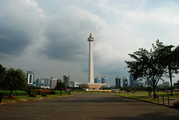 Monumen Nasional Tengah Lapangan Merdeka Dengan Gedung Pencakar Langit Latar — Stok Foto