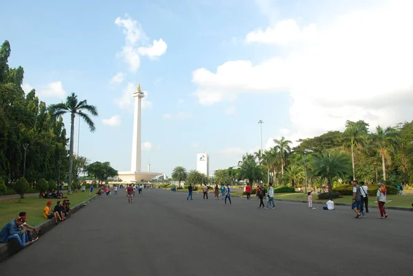 Människor Merdeka Square Med National Monument — Stockfoto