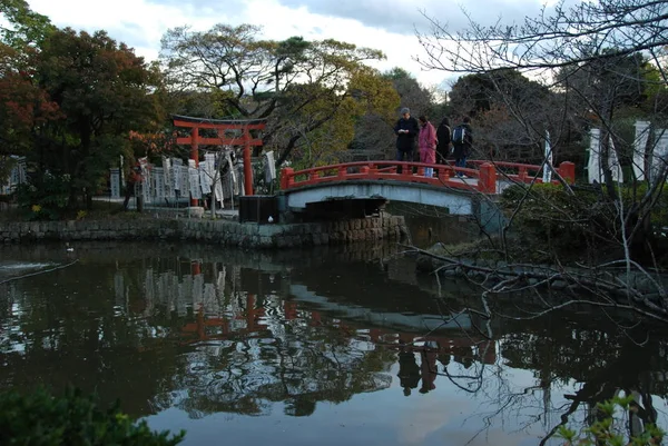 Мост Пересекает Ручей Традиционном Японском Стиле Осеннем Саду — стоковое фото