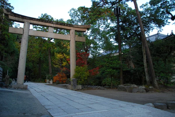 Hagyományos Japán Torii Kapu Kertek Tsurugaoka Hachiman Shinto Szentély Kamakura — Stock Fotó