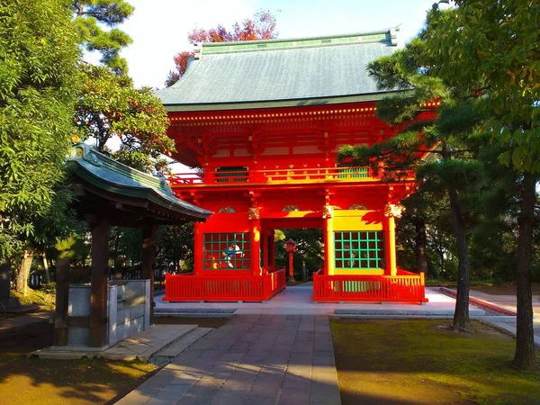 Une Porte Rouge Japonaise Traditionnelle Dans Sanctuaire Shinto Anahachimangu Dans — Photo