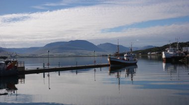 Arka planda geleneksel meşe tekne ve güzel İzlanda manzara ile Akureyri liman