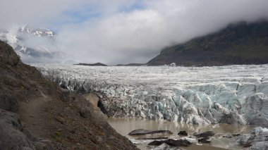 Svnafellsjokull'un buzul dili İzlanda'daki Vatnajokull buzulundan çıkıyor