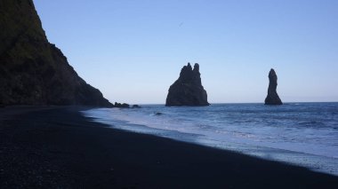 Reynisfjara - İzlanda siyah kum plaj ve Reynisdrangar kayalar