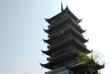 Yedi katlı Çin pagoda Foshan Leigang parkta bir alt görünümü 