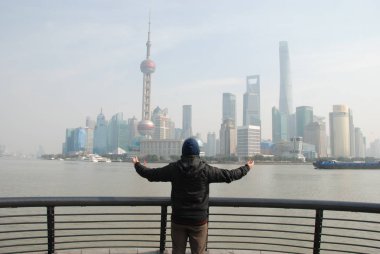 Bund, Çin 'den Şangay panoramasının keyfini bir adam