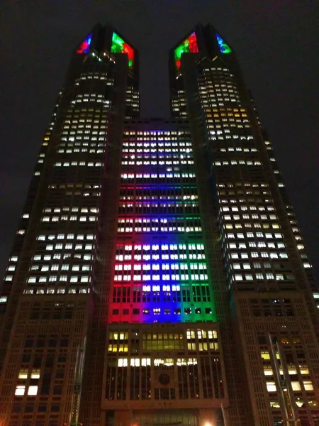 Dolní Pohled Budovu Metropolitní Vlády Okrese Šinjuku Tokiu Noci Osvětlený — Stock fotografie