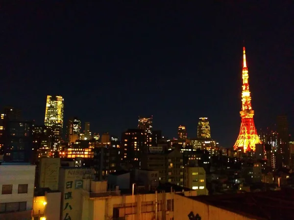 夜にライトアップされた東京タワーの屋上風景 — ストック写真