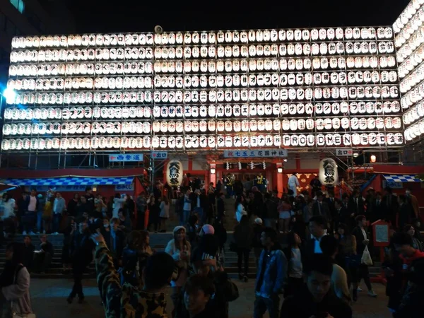 Monte Lampiões Com Símbolos Japoneses Iluminação Noite — Fotografia de Stock