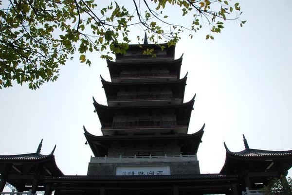 Yedi Katlı Çin Pagoda Foshan Leigang Parkta Bir Alt Görünümü — Stok fotoğraf