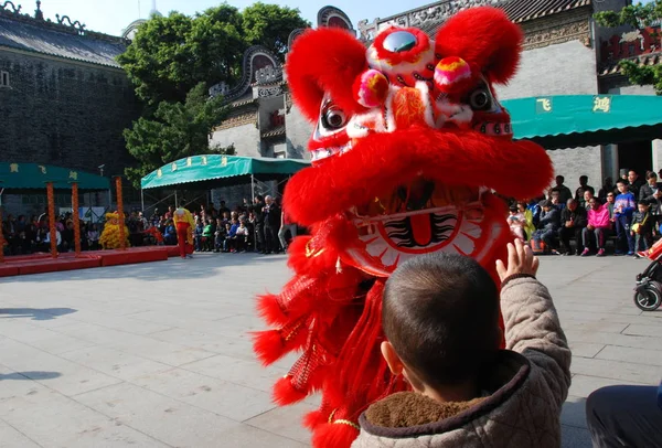 Desempenho Dança Tradicional Leão Chinês Templo Zumiao Foshan China — Fotografia de Stock