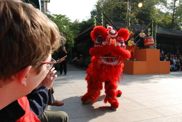 Desempenho Dança Tradicional Leão Chinês Templo Zumiao Foshan China — Fotografia de Stock