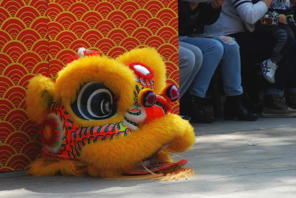 Uma Cabeça Leão Amarela Chinesa Como Parte Traje Para Dança — Fotografia de Stock