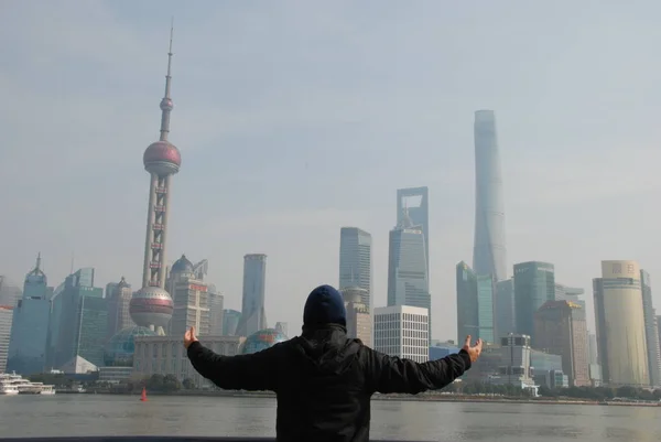 Hombre Disfrutando Shanghai Rascacielos Modernos Panorama China —  Fotos de Stock