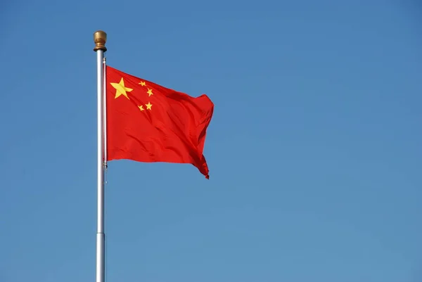 Bandera China Ondeando Viento Con Cielo Azul Claro — Foto de Stock