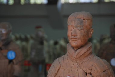 Terra Cotta Ordusu, Xian, Çin bitmemiş savaşçı yakın görünümü