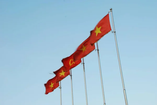 Banderas Vietnamitas Comunistas Asta Bandera Ondeando Viento — Foto de Stock