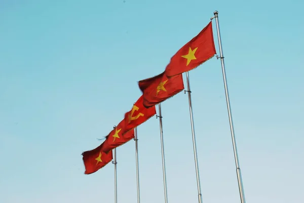 Cinco Banderas Vietnamitas Ondeando Viento Con Cielo Azul Claro — Foto de Stock