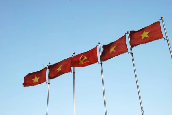 Cinco Banderas Vietnam Ondeando Viento — Foto de Stock