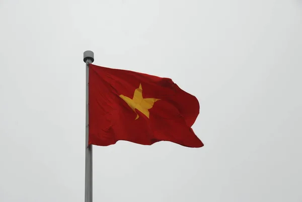 Vlajka Vietnamu Mávajících Větrem — Stock fotografie
