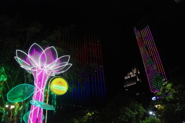 Ho Chi Minh şehrinin mimarisi gece aydınlandı. 