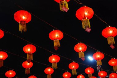 Geceleri parlayan kırmızı lambalar 