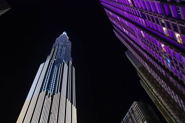 Ho Chi Minh City Vincom Landmark 81 gökdelen, Vietnam, renkli geceleri aydınlatılmış  