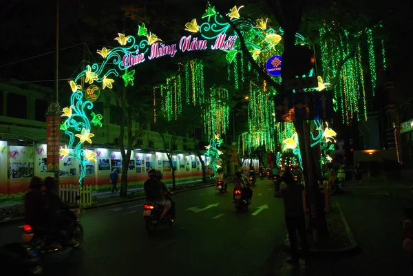 ベトナムの新年に夜に照らされたホーチミン市の通り — ストック写真