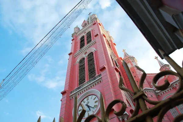 Κάτω Όψη Του Πύργου Της Ροζ Εκκλησίας Του Ταν Ντιν — Φωτογραφία Αρχείου