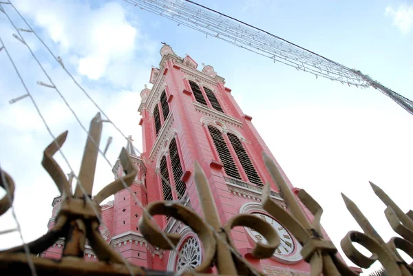 胡志明市坦丁粉红教堂塔底景观 — 图库照片