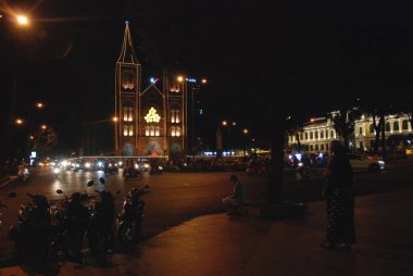 Gece Ho Chi Minh City Vietnam Notre Dame Katedrali ile Kare 