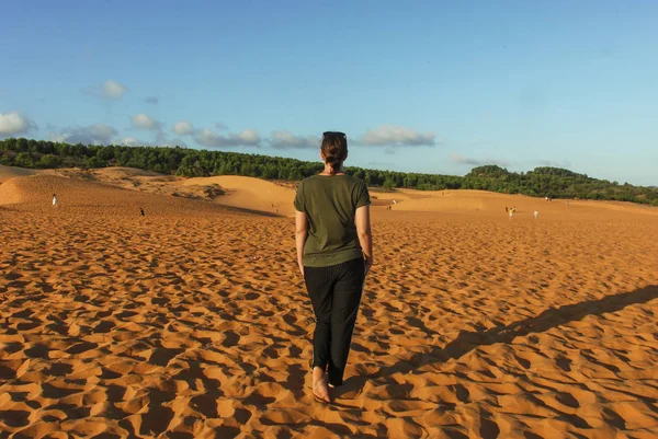 Mui Ne, Vietnam 'ın Kızıl Kum tepelerinde duran bir kadın. 
