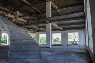 Terk edilmiş binada merdiven, urbex 