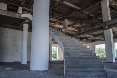 Terk edilmiş binada merdiven, urbex 