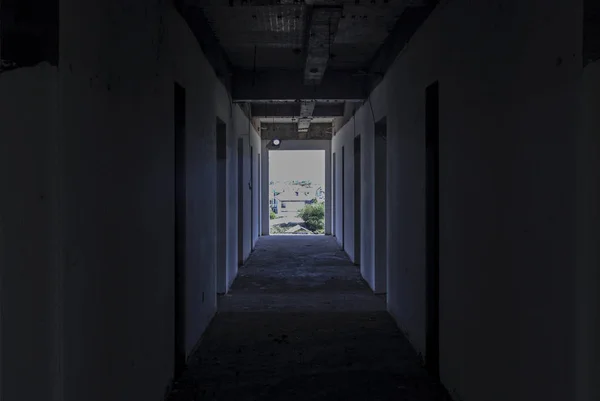 Темний Коридор Покинутої Будівлі — стокове фото