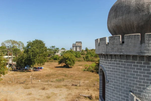 Una Torre Blanca Como Entrada Parque Atracciones Abandonado Vietnam — Foto de Stock