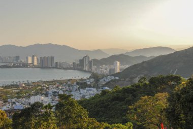 Nha Trang, Vietnam 'da gün batımı, Dao Tapınağı manzarası.
