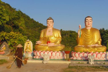 Vietnam, Nha Trang 'daki Dao Tapınağı' nda oturan Buda 'nın altın heykelleri. 