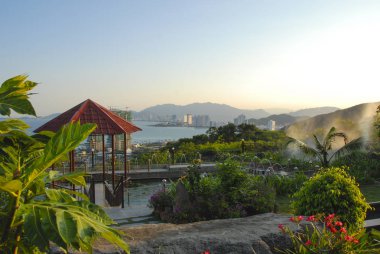 Nha Trang şehrinin arkasındaki Vietnam manzaralı Dao Tapınağı Bahçesi 