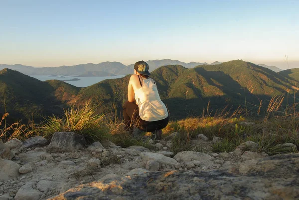 Una Joven Viajera Atrás Sentada Cima Montaña Angel Nha Trang — Foto de Stock