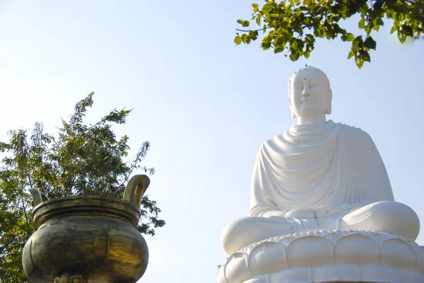 Wit Standbeeld Van Zittende Boeddha Long Son Pagoda Nha Trang — Stockfoto