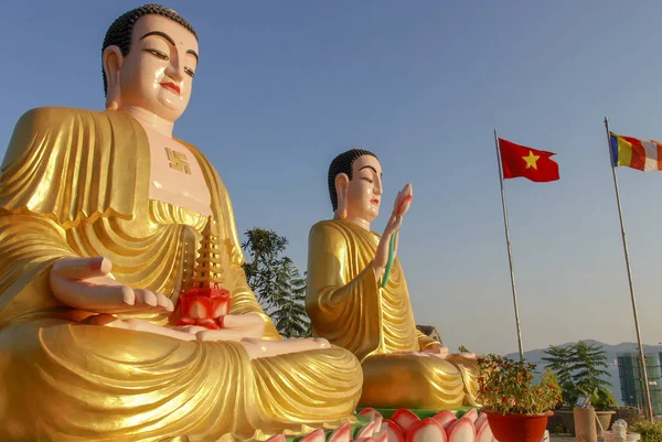 Estátuas Ouro Buda Sentado Templo Dao Nha Trang Vietnã — Fotografia de Stock