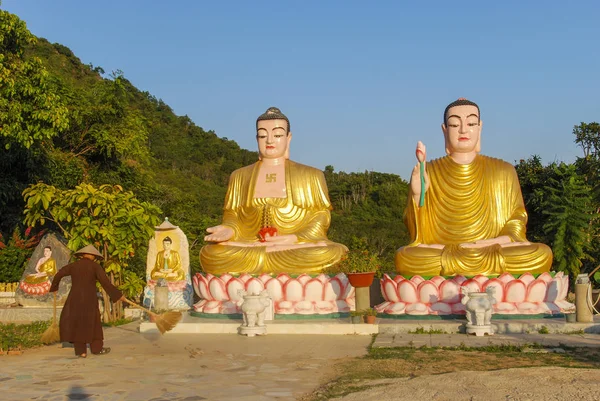 Estátuas Ouro Buda Sentado Templo Dao Nha Trang Vietnã — Fotografia de Stock