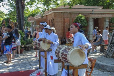 Po Nagar Kulelerinde bir müzik gösterisi 